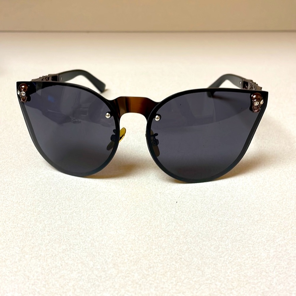Skull and rose sun glasses